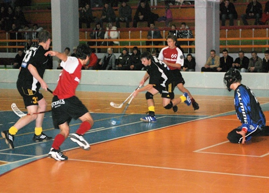 Sestdien, 7. novembrī, Latvijas atklātā florbola čempionāta virslīgā FK "Bauska" savā laukumā cīnījās ar "Jõgeva SK Tähe". Igaunijas komanda mača gaitā bija izvirzījusies vadībā ar 3:0 un 4:1, tomēr uzvaru nosargāt nespēja – baušķenieki...
Autors: Uldis Varnevičs