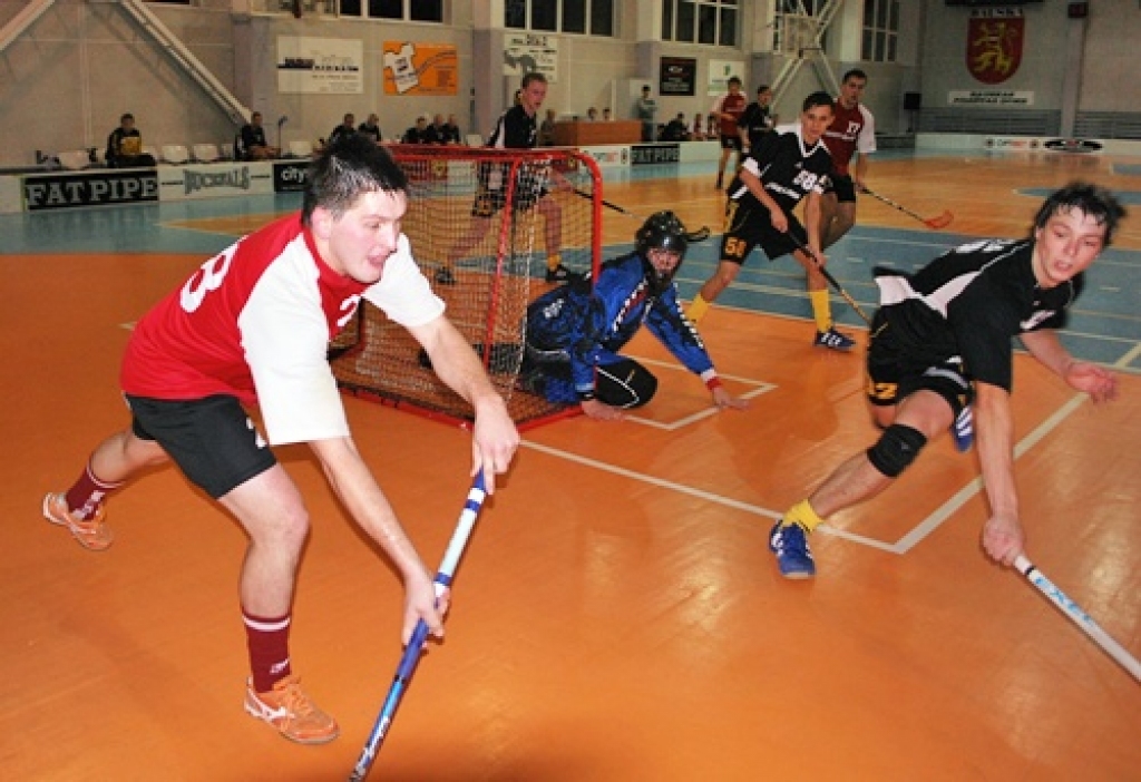 Sestdien, 7. novembrī, Latvijas atklātā florbola čempionāta virslīgā FK "Bauska" savā laukumā cīnījās ar "Jõgeva SK Tähe". Igaunijas komanda mača gaitā bija izvirzījusies vadībā ar 3:0 un 4:1, tomēr uzvaru nosargāt nespēja – baušķenieki...
Autors: Uldis Varnevičs