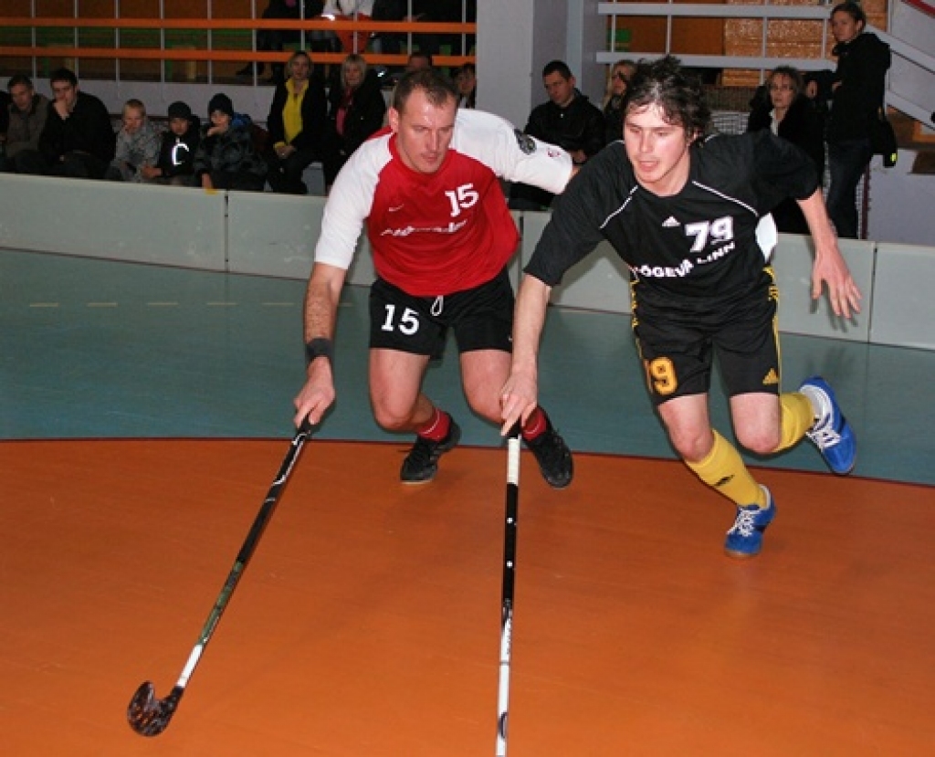 Sestdien, 7. novembrī, Latvijas atklātā florbola čempionāta virslīgā FK "Bauska" savā laukumā cīnījās ar "Jõgeva SK Tähe". Igaunijas komanda mača gaitā bija izvirzījusies vadībā ar 3:0 un 4:1, tomēr uzvaru nosargāt nespēja – baušķenieki...
Autors: Uldis Varnevičs
