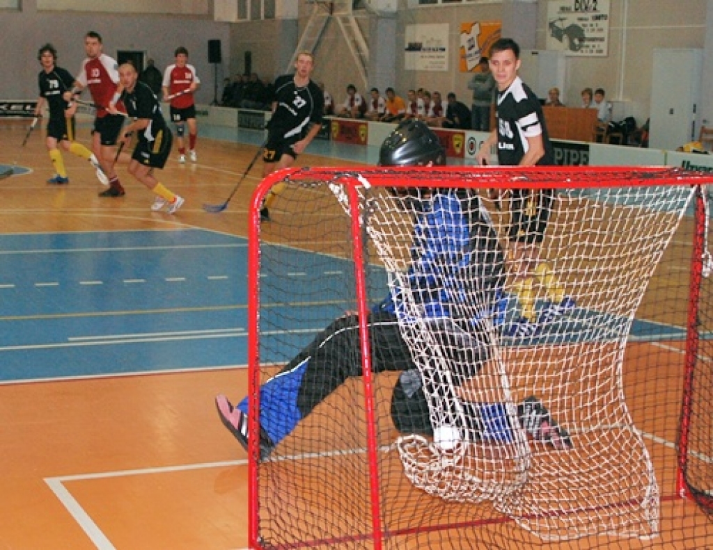 Sestdien, 7. novembrī, Latvijas atklātā florbola čempionāta virslīgā FK "Bauska" savā laukumā cīnījās ar "Jõgeva SK Tähe". Igaunijas komanda mača gaitā bija izvirzījusies vadībā ar 3:0 un 4:1, tomēr uzvaru nosargāt nespēja – baušķenieki...
Autors: Uldis Varnevičs
