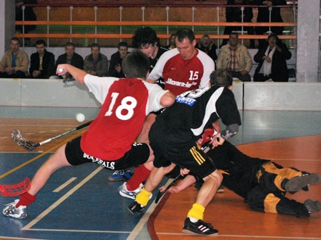 Sestdien, 7. novembrī, Latvijas atklātā florbola čempionāta virslīgā FK "Bauska" savā laukumā cīnījās ar "Jõgeva SK Tähe". Igaunijas komanda mača gaitā bija izvirzījusies vadībā ar 3:0 un 4:1, tomēr uzvaru nosargāt nespēja – baušķenieki...
Autors: Uldis Varnevičs