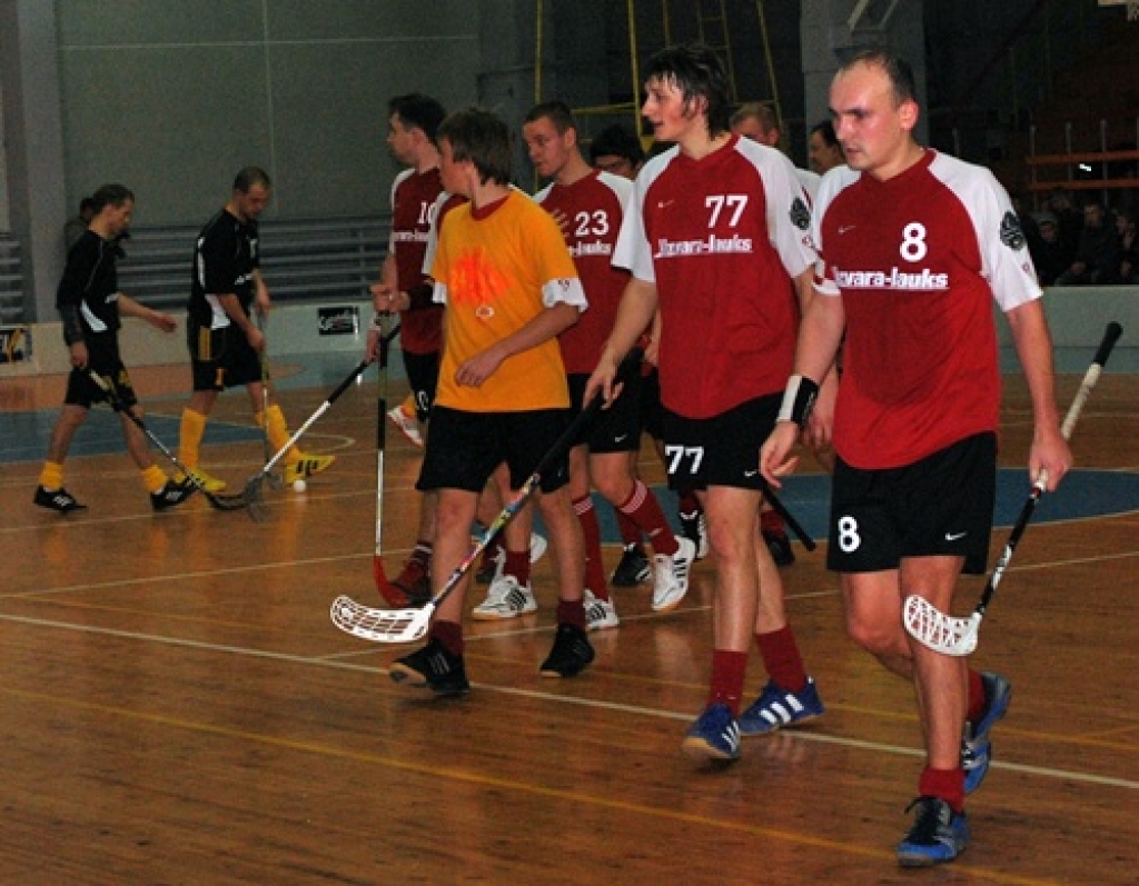 Sestdien, 7. novembrī, Latvijas atklātā florbola čempionāta virslīgā FK "Bauska" savā laukumā cīnījās ar "Jõgeva SK Tähe". Igaunijas komanda mača gaitā bija izvirzījusies vadībā ar 3:0 un 4:1, tomēr uzvaru nosargāt nespēja – baušķenieki...
Autors: Uldis Varnevičs