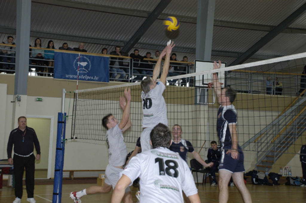 Latvijas Nacionālās līgas volejbola čempionātā šajā sezonā sacenšas 11 komandu, to vidū arī sporta kluba «Vecumnieki» spēlētāji. Vienības treneris Jānis Plūme uzsver, ka svarīgs ir visu volejbolistu līdzsvarots sniegums. Tādēļ jau pirmajās...
Autors: Ivars Bogdanovs