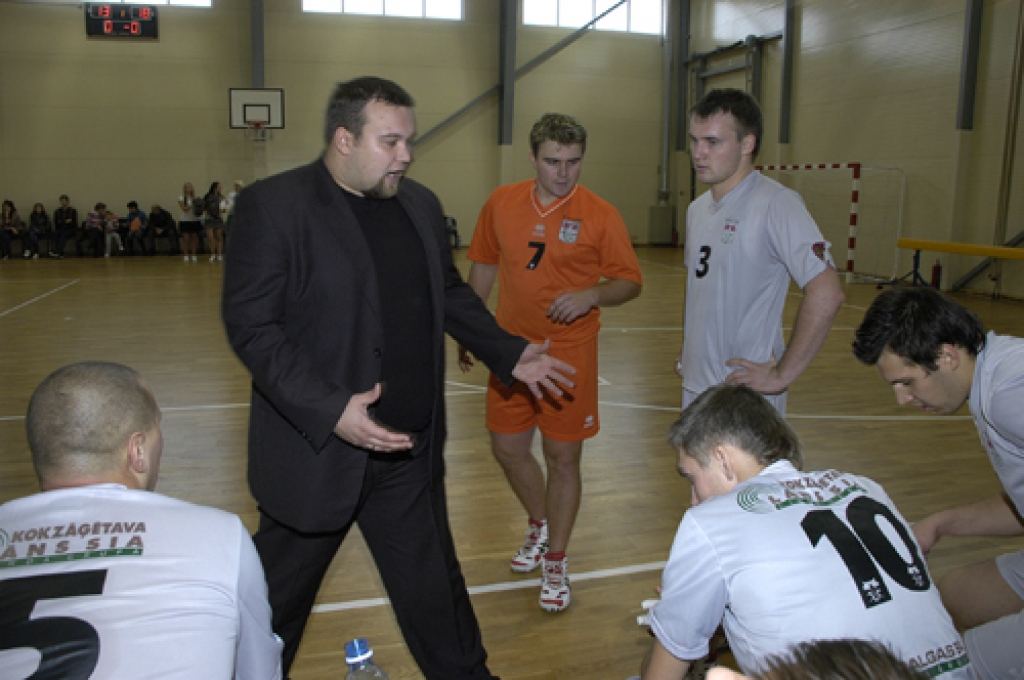 Latvijas Nacionālās līgas volejbola čempionātā šajā sezonā sacenšas 11 komandu, to vidū arī sporta kluba «Vecumnieki» spēlētāji. Vienības treneris Jānis Plūme uzsver, ka svarīgs ir visu volejbolistu līdzsvarots sniegums. Tādēļ jau pirmajās...
Autors: Ivars Bogdanovs