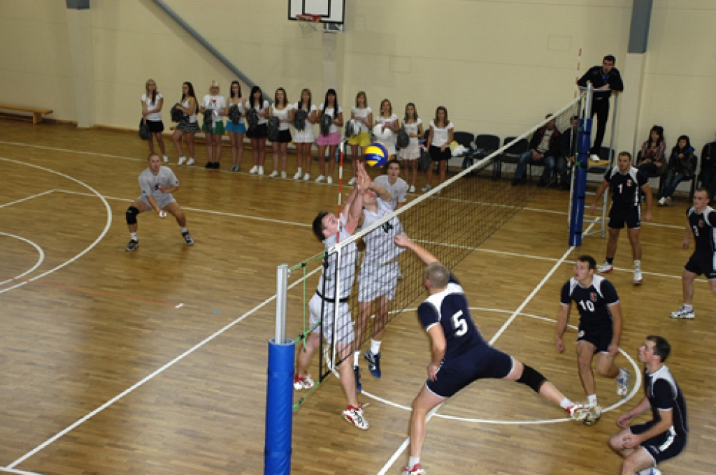 Latvijas Nacionālās līgas volejbola čempionātā šajā sezonā sacenšas 11 komandu, to vidū arī sporta kluba «Vecumnieki» spēlētāji. Vienības treneris Jānis Plūme uzsver, ka svarīgs ir visu volejbolistu līdzsvarots sniegums. Tādēļ jau pirmajās...
Autors: Ivars Bogdanovs