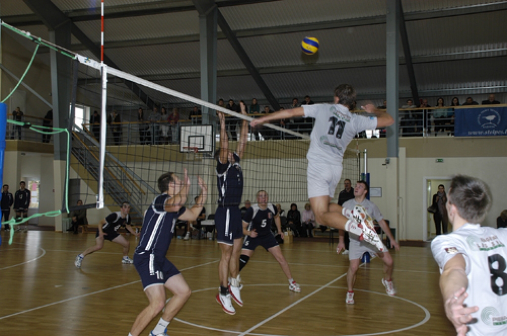 Latvijas Nacionālās līgas volejbola čempionātā šajā sezonā sacenšas 11 komandu, to vidū arī sporta kluba «Vecumnieki» spēlētāji. Vienības treneris Jānis Plūme uzsver, ka svarīgs ir visu volejbolistu līdzsvarots sniegums. Tādēļ jau pirmajās...
Autors: Ivars Bogdanovs
