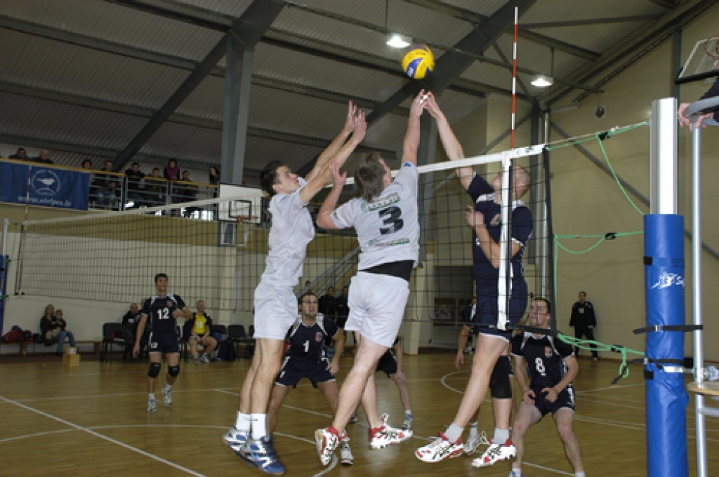 Latvijas Nacionālās līgas volejbola čempionātā šajā sezonā sacenšas 11 komandu, to vidū arī sporta kluba «Vecumnieki» spēlētāji. Vienības treneris Jānis Plūme uzsver, ka svarīgs ir visu volejbolistu līdzsvarots sniegums. Tādēļ jau pirmajās...
Autors: Ivars Bogdanovs