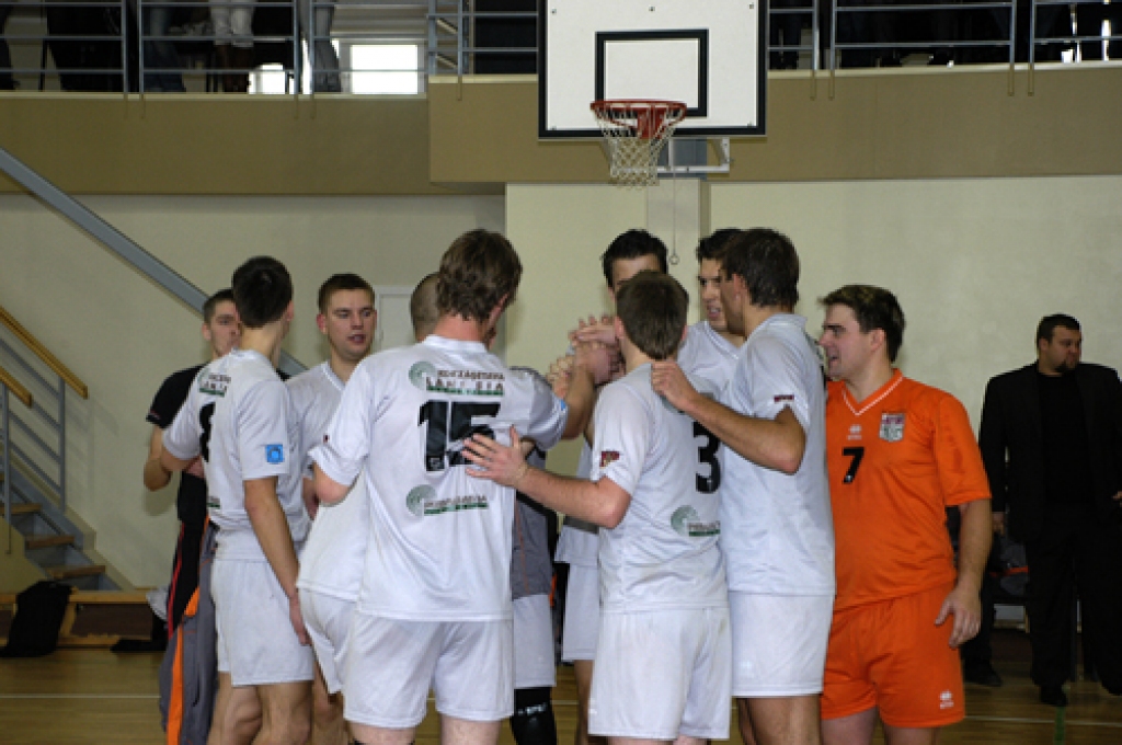 Latvijas Nacionālās līgas volejbola čempionātā šajā sezonā sacenšas 11 komandu, to vidū arī sporta kluba «Vecumnieki» spēlētāji. Vienības treneris Jānis Plūme uzsver, ka svarīgs ir visu volejbolistu līdzsvarots sniegums. Tādēļ jau pirmajās...
Autors: Ivars Bogdanovs