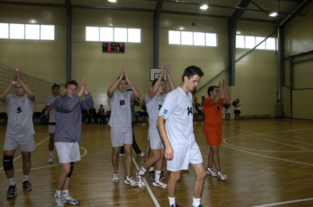 Latvijas Nacionālās līgas volejbola čempionātā šajā sezonā sacenšas 11 komandu, to vidū arī sporta kluba «Vecumnieki» spēlētāji. Vienības treneris Jānis Plūme uzsver, ka svarīgs ir visu volejbolistu līdzsvarots sniegums. Tādēļ jau pirmajās...
Autors: Ivars Bogdanovs