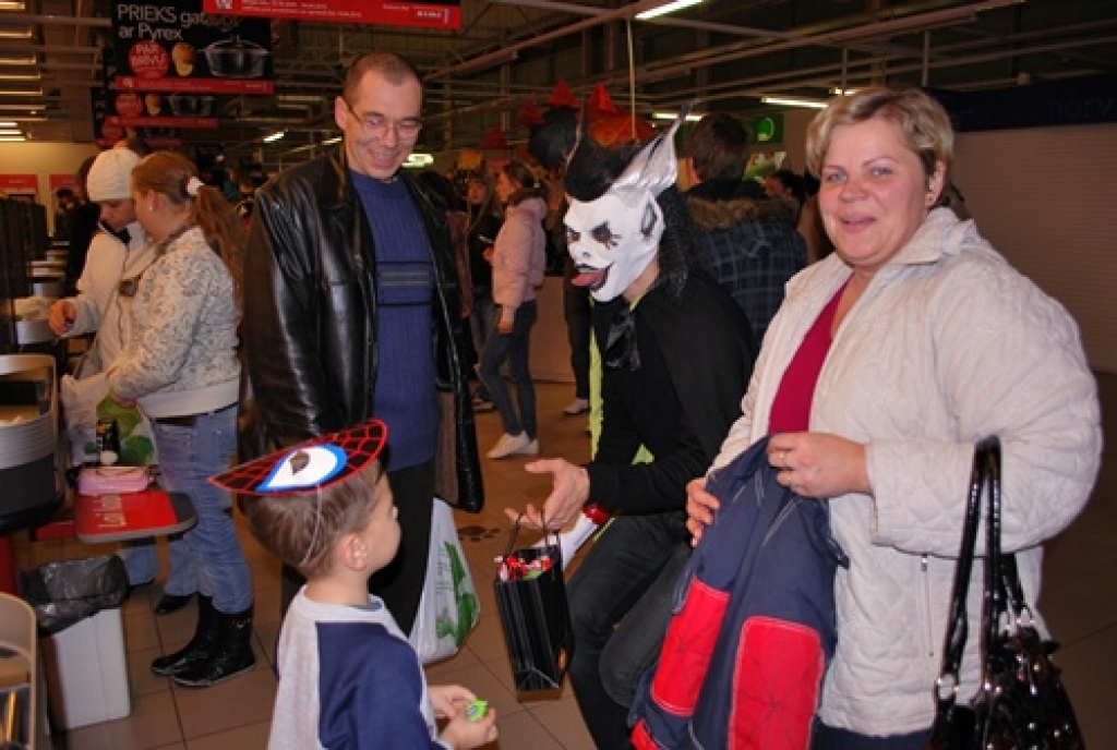 Tirdzniecības centrā «Rimi Bauska» sestdien, 31. oktobrī, bija savdabīgas Helovīna vakara atrakcijas un akcijas cenas pircējiem. Bija arī Helovīna jeb Visu svēto nakts radošā darbnīca, kurā varēja grebt ķirbi, apgleznot sejas un veidot...
Autors: Uldis Varnevičs