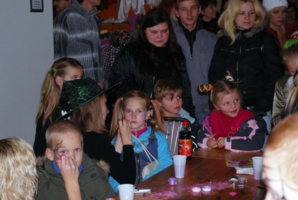 Tirdzniecības centrā «Rimi Bauska» sestdien, 31. oktobrī, bija savdabīgas Helovīna vakara atrakcijas un akcijas cenas pircējiem. Bija arī Helovīna jeb Visu svēto nakts radošā darbnīca, kurā varēja grebt ķirbi, apgleznot sejas un veidot...
Autors: Uldis Varnevičs