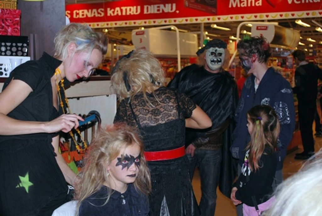 Tirdzniecības centrā «Rimi Bauska» sestdien, 31. oktobrī, bija savdabīgas Helovīna vakara atrakcijas un akcijas cenas pircējiem. Bija arī Helovīna jeb Visu svēto nakts radošā darbnīca, kurā varēja grebt ķirbi, apgleznot sejas un veidot...
Autors: Uldis Varnevičs