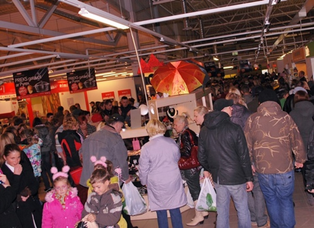Tirdzniecības centrā «Rimi Bauska» sestdien, 31. oktobrī, bija savdabīgas Helovīna vakara atrakcijas un akcijas cenas pircējiem. Bija arī Helovīna jeb Visu svēto nakts radošā darbnīca, kurā varēja grebt ķirbi, apgleznot sejas un veidot...
Autors: Uldis Varnevičs