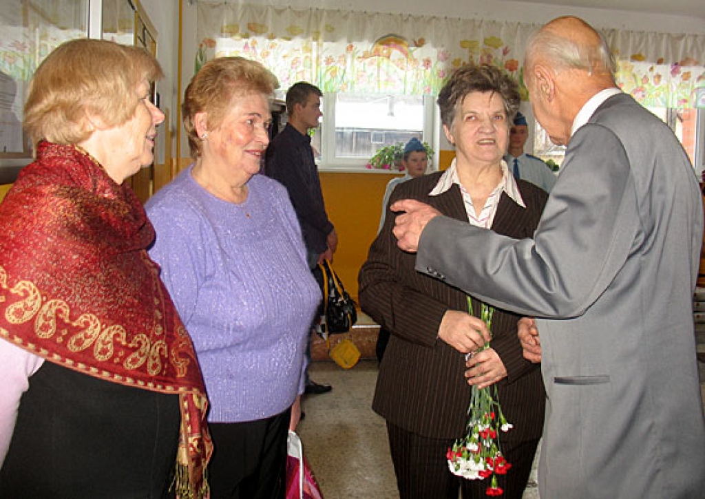 Bauskas novada domes priekšsēdētāja Ārija Gaile (otrā no labās)  vienmēr atrod laiku apmeklēt latviešu karavīru organizāciju rīkotos pasākumus.
Autors: Vilnis Auzāns