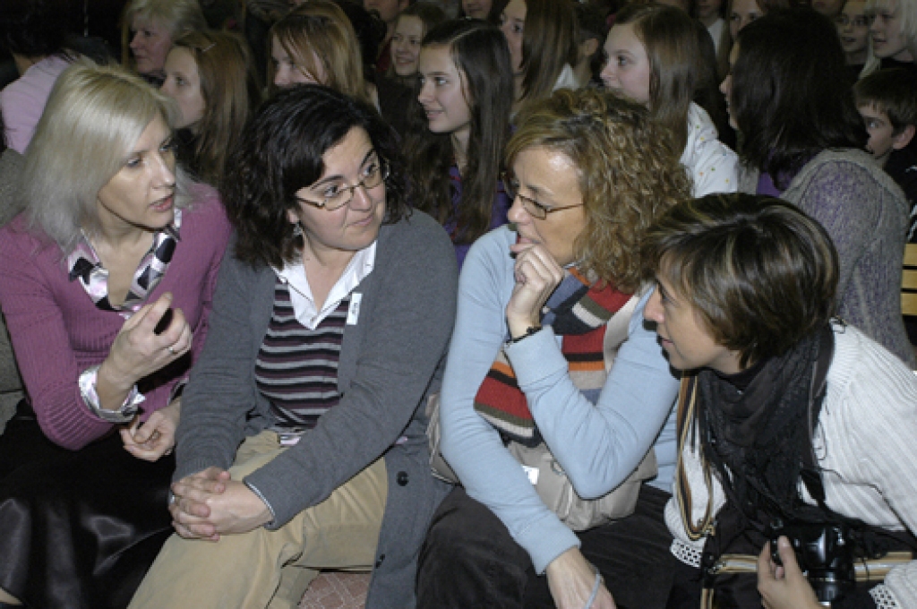 Pedagoģes Karmena Garsija Rojo, Emīlija Marija Jesus Nuneza Liviano un Marija Torrado Sančeza no San Fernando vidusskolas Badajozā Spānijā bijušas pārsteigtas par Bauskas 2. vidusskolas ekonomikas skolotājas Ivetas Leitlantes (no kreisās) organizētajiem pasākumiem un viesmīlīgo sagaidīšanu Bauskā.
Autors: Ivars Bogdanovs
