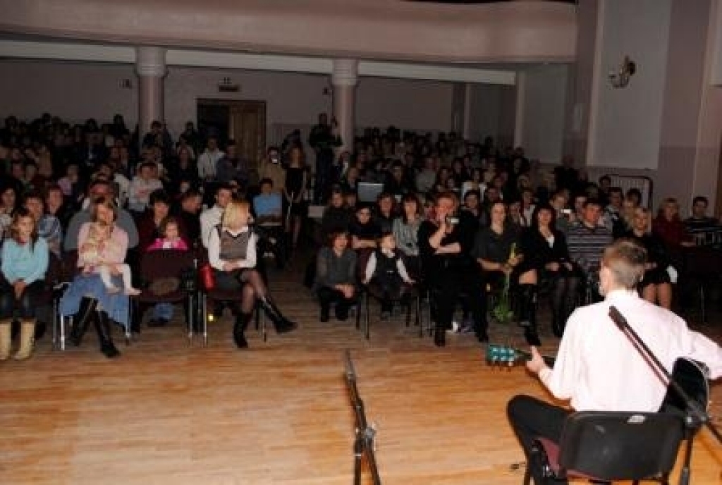 Labdarības koncertu 30. decembrī pilsētas tautas namā rīkoja vokālā studija ''Miljons'', kas darbojas Bauskas rajona Bērnu un jauniešu centrā. Labdarības akcija notika pēc studijas dalībnieku - apmēram 50 bērnu un jauniešu - iniciatīvas....
Autors: Juris Iļņickis