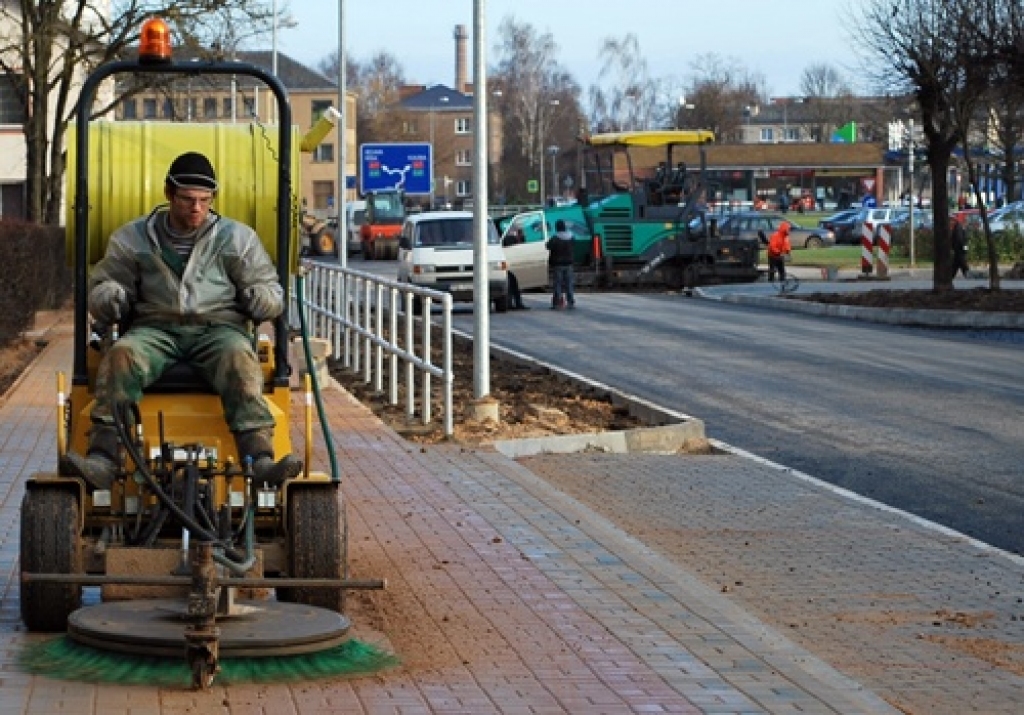 Pēdējo gadu laikā Bauskas pilsētas tēls ir mainījies ļoti ievērojami. Protams, tie nav tikai pozitīvi notikumi. Sākot ar Kalna ielas remontu, apļa izveidi, «Rimi» veikala celtniecību un 2008. gada lielāko notikumu – Bauskas pils viena...
Autors: Uldis Varnevičs