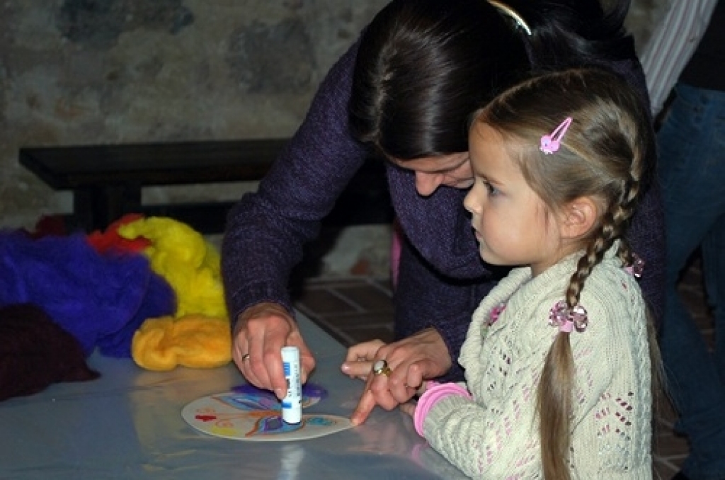 Ap 60 dalībnieku 27. decembrī pulcējās Bauskas pilī uz masku gatavošanu, frizūru  veidošanu un dejām ar princesēm. Bauskā vēl nepieredzētas izklaides mazākajiem vēstures interesentiem piedāvāja amatniecības un mākslas biedrība «Mīlestības...
Autors: Uldis Varnevičs