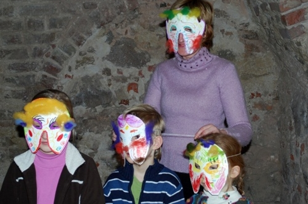 Ap 60 dalībnieku 27. decembrī pulcējās Bauskas pilī uz masku gatavošanu, frizūru  veidošanu un dejām ar princesēm. Bauskā vēl nepieredzētas izklaides mazākajiem vēstures interesentiem piedāvāja amatniecības un mākslas biedrība «Mīlestības...
Autors: Uldis Varnevičs