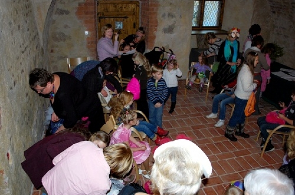 Ap 60 dalībnieku 27. decembrī pulcējās Bauskas pilī uz masku gatavošanu, frizūru  veidošanu un dejām ar princesēm. Bauskā vēl nepieredzētas izklaides mazākajiem vēstures interesentiem piedāvāja amatniecības un mākslas biedrība «Mīlestības...
Autors: Uldis Varnevičs