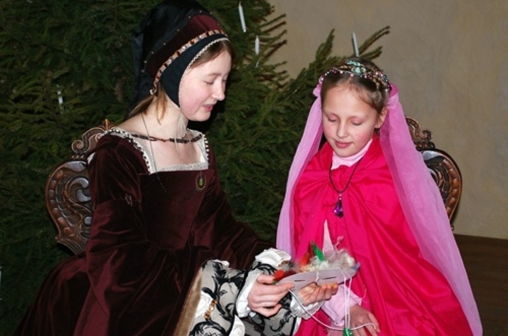 Ap 60 dalībnieku 27. decembrī pulcējās Bauskas pilī uz masku gatavošanu, frizūru  veidošanu un dejām ar princesēm. Bauskā vēl nepieredzētas izklaides mazākajiem vēstures interesentiem piedāvāja amatniecības un mākslas biedrība «Mīlestības...
Autors: Uldis Varnevičs