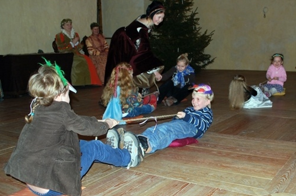 Ap 60 dalībnieku 27. decembrī pulcējās Bauskas pilī uz masku gatavošanu, frizūru  veidošanu un dejām ar princesēm. Bauskā vēl nepieredzētas izklaides mazākajiem vēstures interesentiem piedāvāja amatniecības un mākslas biedrība «Mīlestības...
Autors: Uldis Varnevičs