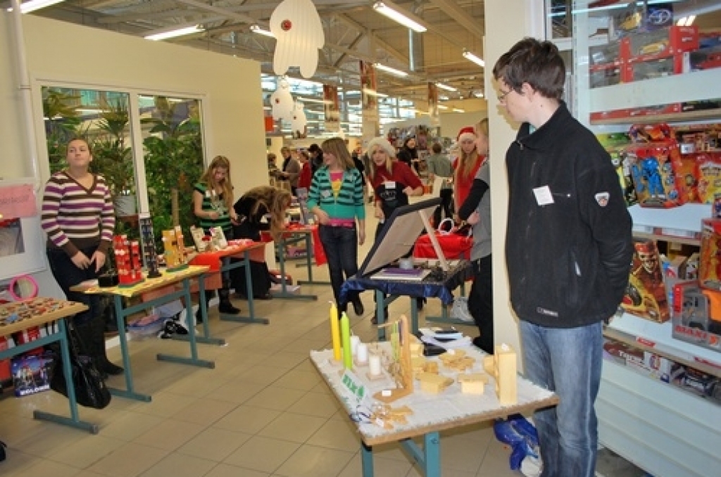 Teju divi desmiti skolēnu mācību firmu sapulcējās uz Ziemassvētku tirdziņu Bauskā. Tā nav vienīgā vieta, kur šogad savu preci piedāvā jaunie uzņēmēji.Augstskolas «Turība» Bauskas filiāles un organizācijas «Junior Achievement Latvija» 18....
Autors: Uldis Varnevičs