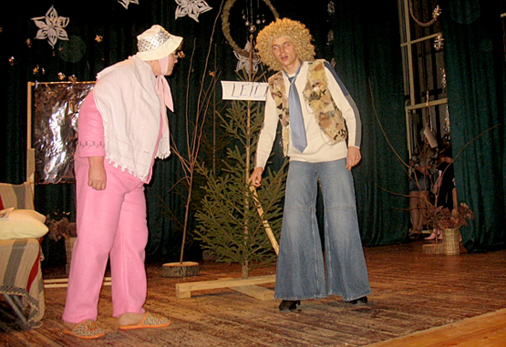 Ziemassvētku balle Kurmenē sākās ar humoristisko vietējo sadzīves ainiņu izklāstu lugā «Cita Sarkangalvīte un Albīns vilks». Tam sekoja jauka izdejošanās un mielošanās ar pašu gādātiem cienastiem. 
Autors: Vilnis Auzāns