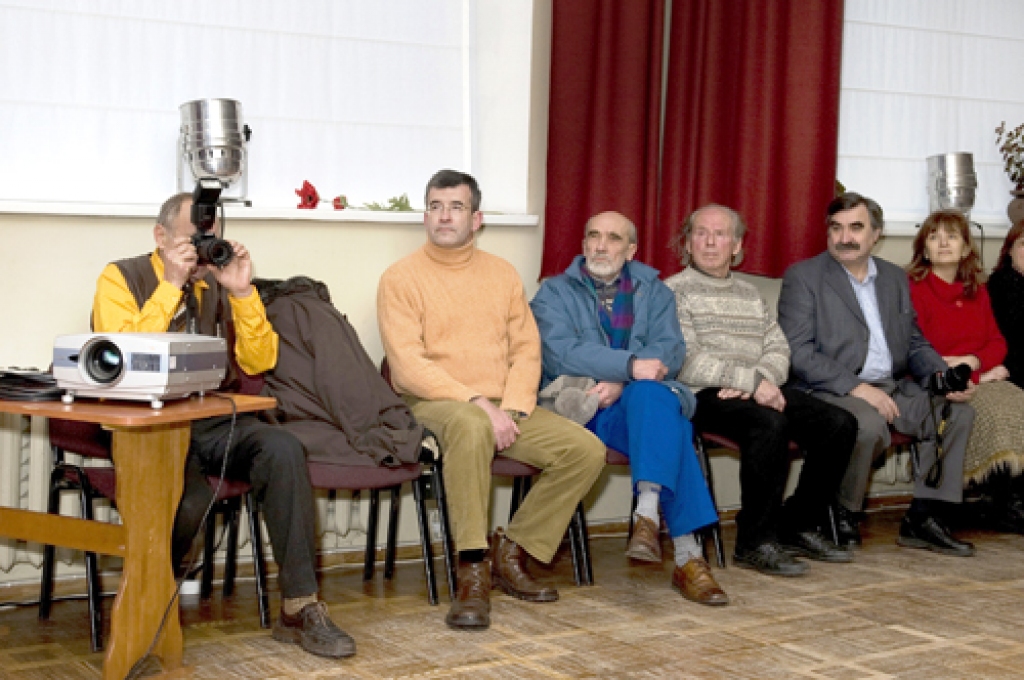Bauskas tautas namā atvērta un ikvienam skatāma Ivara Kalniņa fotogrāfiju izstāde «Magoņu lietus». Spilgts, krāsains notikums. Autors teic, ka gada vistumšākajā laikā šis ir viņa dāvinājums iedzīvotājiem, lai viņu domas vērstu gaišākas. I....