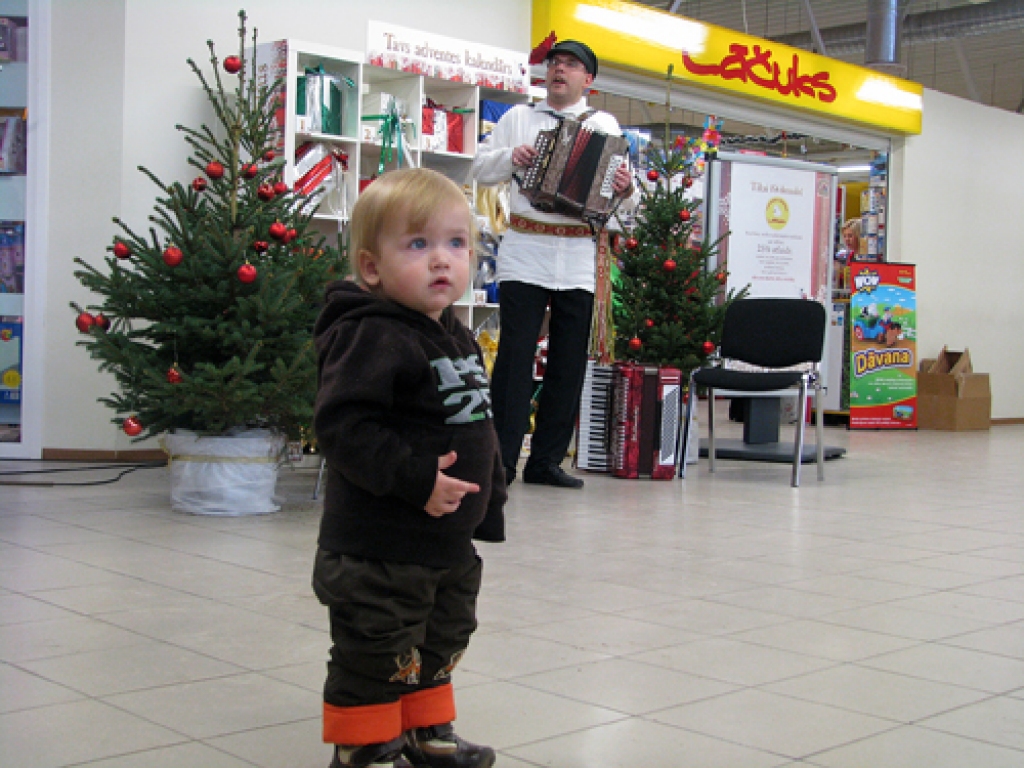 Laikraksts «Bauskas Dzīve» 19. decembrī lielveikalā «Rimi Bauska» rīkoja abonēšanas pasākumu. Tas bija neparasts, muzikāls atgādinājums, ka klāt gadu mija un 2010. gadam jānoformē avīzes abonements.
Veikala apmeklētājus, «Bauskas Dzīves»...