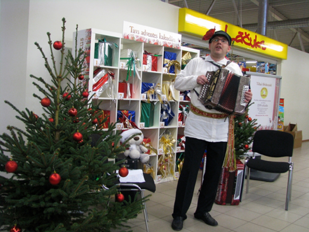 Laikraksts «Bauskas Dzīve» 19. decembrī lielveikalā «Rimi Bauska» rīkoja abonēšanas pasākumu. Tas bija neparasts, muzikāls atgādinājums, ka klāt gadu mija un 2010. gadam jānoformē avīzes abonements.
Veikala apmeklētājus, «Bauskas Dzīves»...