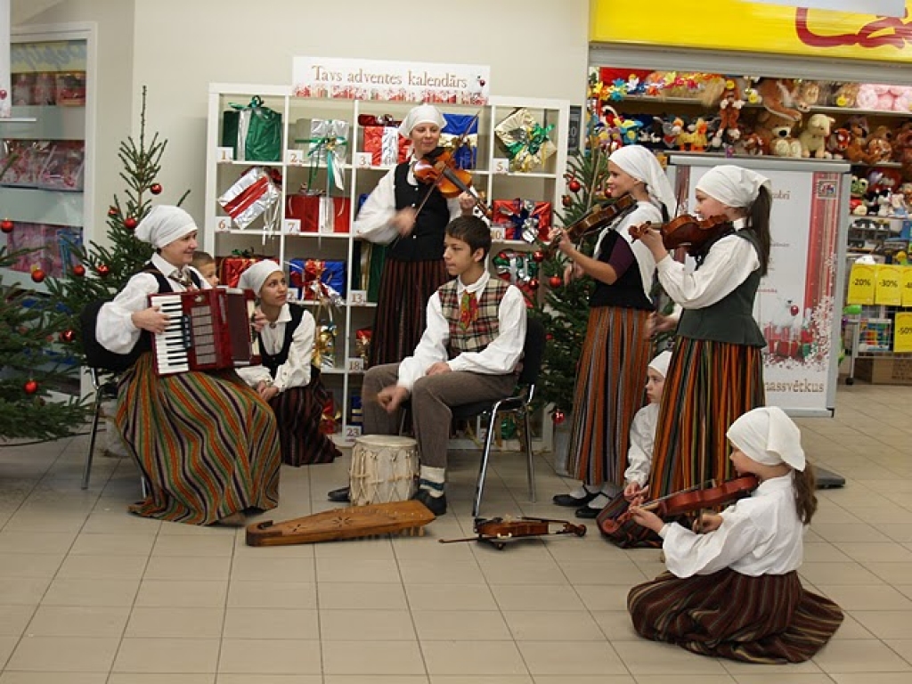 Laikraksts «Bauskas Dzīve» 19. decembrī lielveikalā «Rimi Bauska» rīkoja abonēšanas pasākumu. Tas bija neparasts, muzikāls atgādinājums, ka klāt gadu mija un 2010. gadam jānoformē avīzes abonements.
Veikala apmeklētājus, «Bauskas Dzīves»...