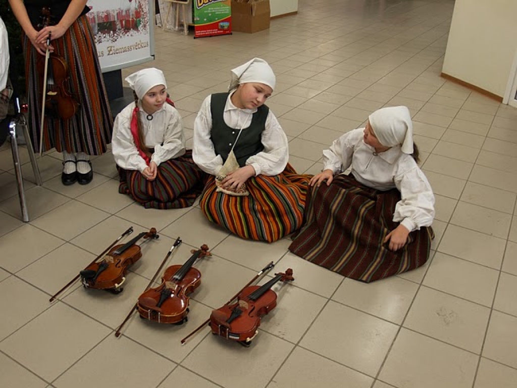Laikraksts «Bauskas Dzīve» 19. decembrī lielveikalā «Rimi Bauska» rīkoja abonēšanas pasākumu. Tas bija neparasts, muzikāls atgādinājums, ka klāt gadu mija un 2010. gadam jānoformē avīzes abonements.
Veikala apmeklētājus, «Bauskas Dzīves»...