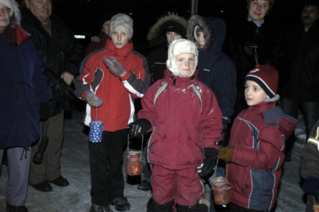 Aptuveni trīsdesmit drosmīgu codiešu aukstajā un tumšajā otrdienas pievakarē bija sanākuši pie pagasta pārvaldes ēkas, lai visi kopā svinētu gada gaišāko svētku tuvošanos ar egles iedegšanu. Codes pagasta pārvaldes sekretāre Solvita...
Autors: Ivars Bogdanovs