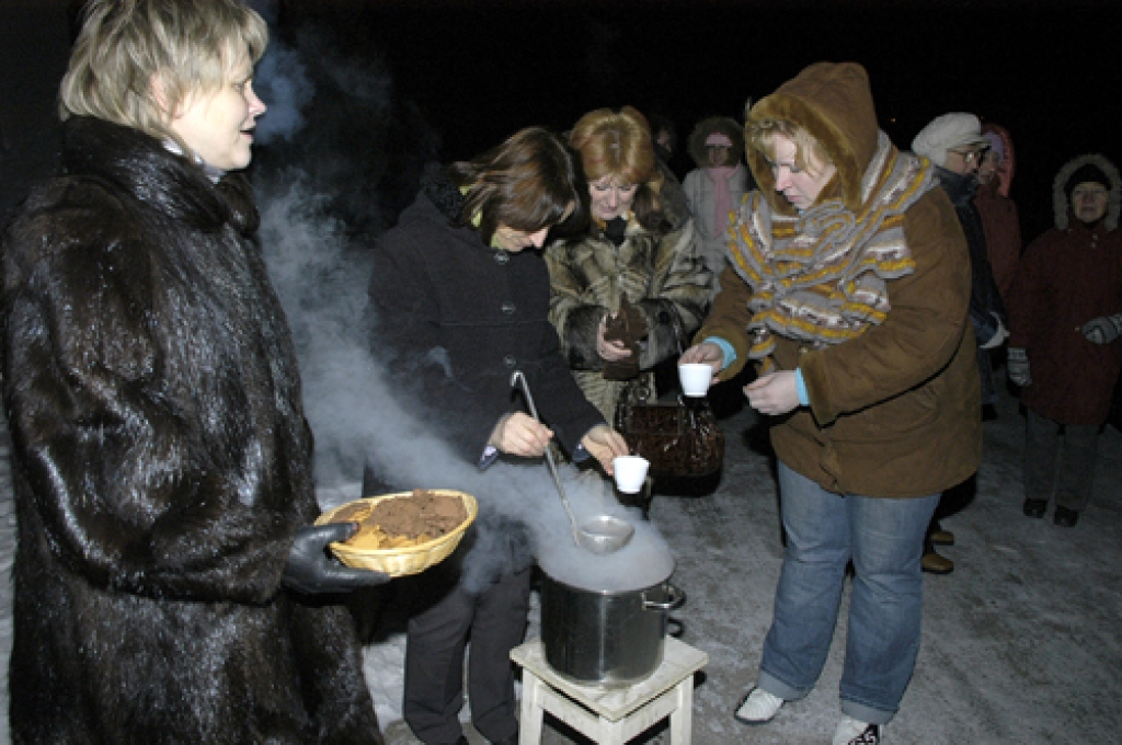 Aptuveni trīsdesmit drosmīgu codiešu aukstajā un tumšajā otrdienas pievakarē bija sanākuši pie pagasta pārvaldes ēkas, lai visi kopā svinētu gada gaišāko svētku tuvošanos ar egles iedegšanu. Codes pagasta pārvaldes sekretāre Solvita...
Autors: Ivars Bogdanovs