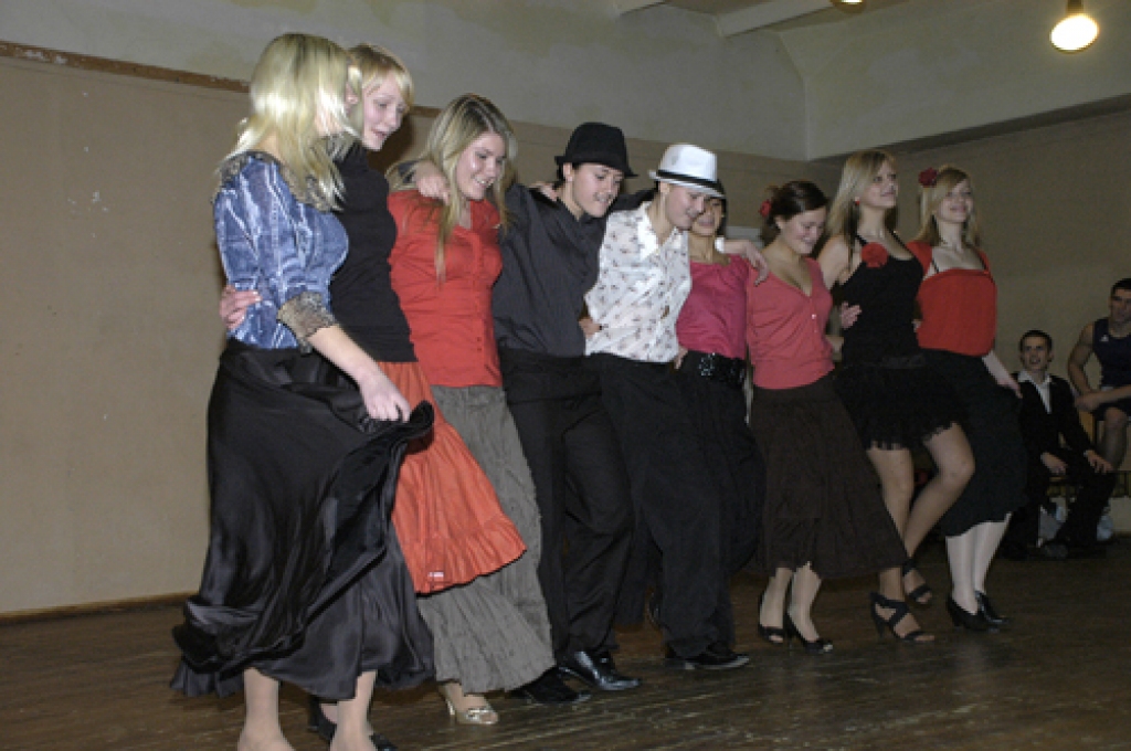 Tradicionālais talantu šovs Bauskas 2. vidusskolā 10. decembrī šogad izvērtās krietni vērienīgāks nekā jebkad iepriekš. Audzēkņu kolosālajiem priekšnesumiem dziedāšanā, dejošanā, dzejā un sportā klāt nākusi arī pašdarinātu tērpu modes...
Autors: Ivars Bogdanovs