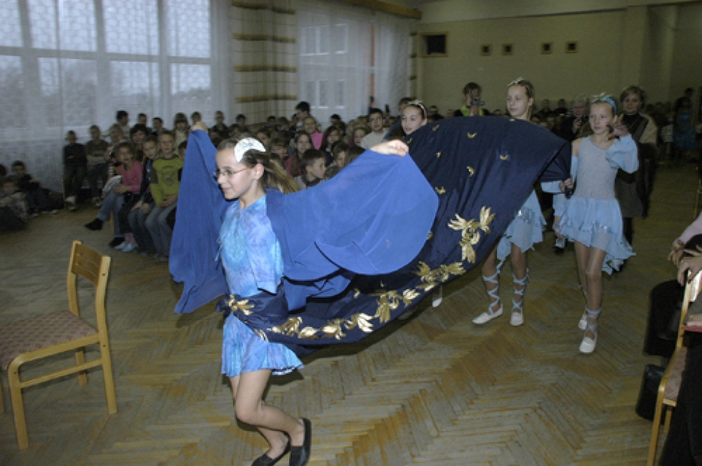 Tradicionālais talantu šovs Bauskas 2. vidusskolā 10. decembrī šogad izvērtās krietni vērienīgāks nekā jebkad iepriekš. Audzēkņu kolosālajiem priekšnesumiem dziedāšanā, dejošanā, dzejā un sportā klāt nākusi arī pašdarinātu tērpu modes...
Autors: Ivars Bogdanovs