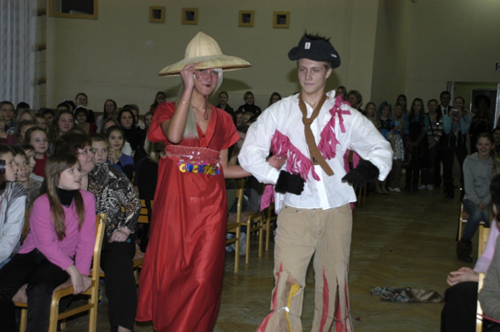 Tradicionālais talantu šovs Bauskas 2. vidusskolā 10. decembrī šogad izvērtās krietni vērienīgāks nekā jebkad iepriekš. Audzēkņu kolosālajiem priekšnesumiem dziedāšanā, dejošanā, dzejā un sportā klāt nākusi arī pašdarinātu tērpu modes...
Autors: Ivars Bogdanovs
