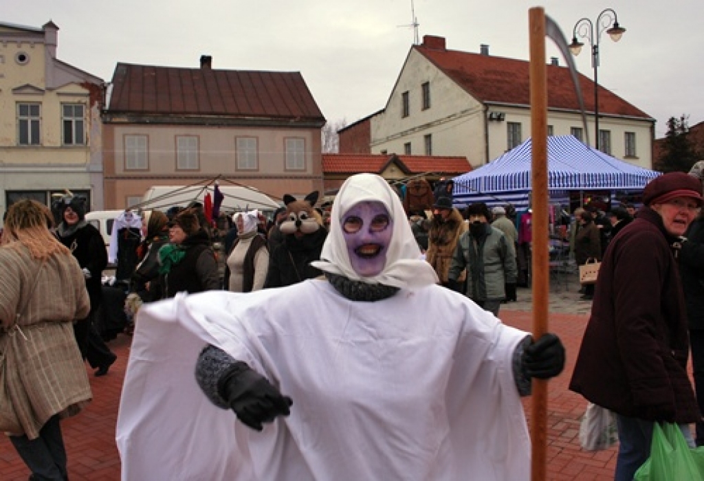 Folkloras kopas «Dreņģeri» lieliskā programma, ko dalībnieki rādīja Bauskas Rātslaukumā 5. decembrī, bija Ziemassvētku tirdziņa veiksmīgākā epizode. Citādi tirgus atgādināja Viļņā pirktu drēbju un apavu ekspozīciju, jo amatnieku stendi...
Autors: Uldis Varnevičs