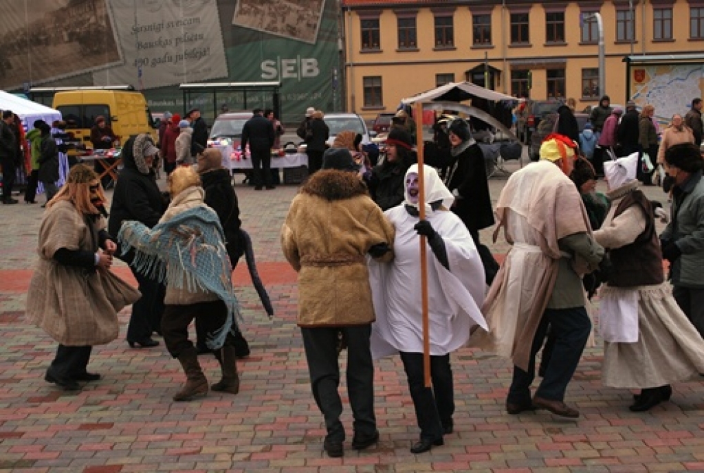 Folkloras kopas «Dreņģeri» lieliskā programma, ko dalībnieki rādīja Bauskas Rātslaukumā 5. decembrī, bija Ziemassvētku tirdziņa veiksmīgākā epizode. Citādi tirgus atgādināja Viļņā pirktu drēbju un apavu ekspozīciju, jo amatnieku stendi...
Autors: Uldis Varnevičs