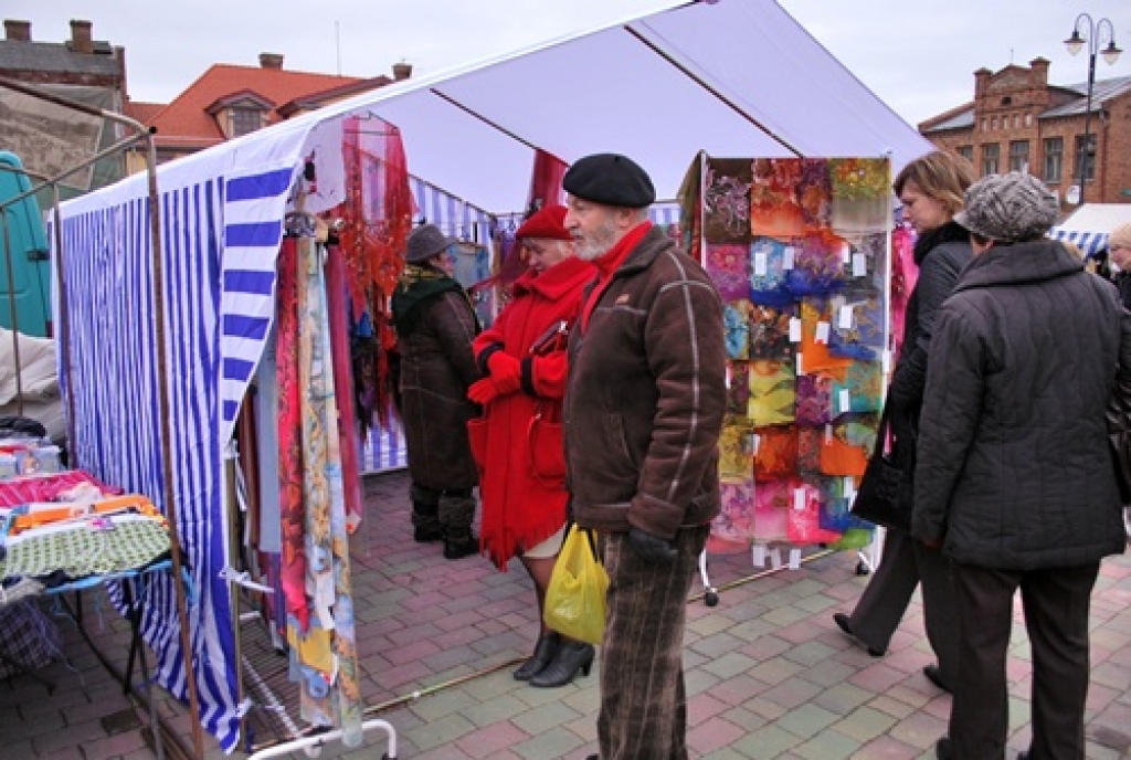 Folkloras kopas «Dreņģeri» lieliskā programma, ko dalībnieki rādīja Bauskas Rātslaukumā 5. decembrī, bija Ziemassvētku tirdziņa veiksmīgākā epizode. Citādi tirgus atgādināja Viļņā pirktu drēbju un apavu ekspozīciju, jo amatnieku stendi...
Autors: Uldis Varnevičs