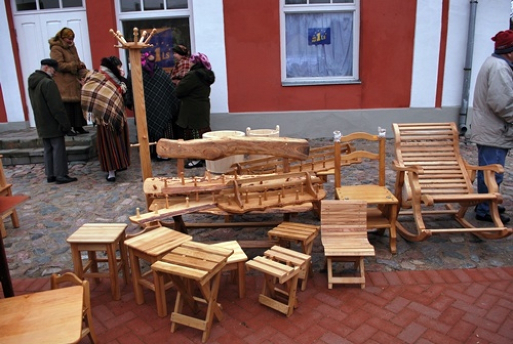 Folkloras kopas «Dreņģeri» lieliskā programma, ko dalībnieki rādīja Bauskas Rātslaukumā 5. decembrī, bija Ziemassvētku tirdziņa veiksmīgākā epizode. Citādi tirgus atgādināja Viļņā pirktu drēbju un apavu ekspozīciju, jo amatnieku stendi...
Autors: Uldis Varnevičs