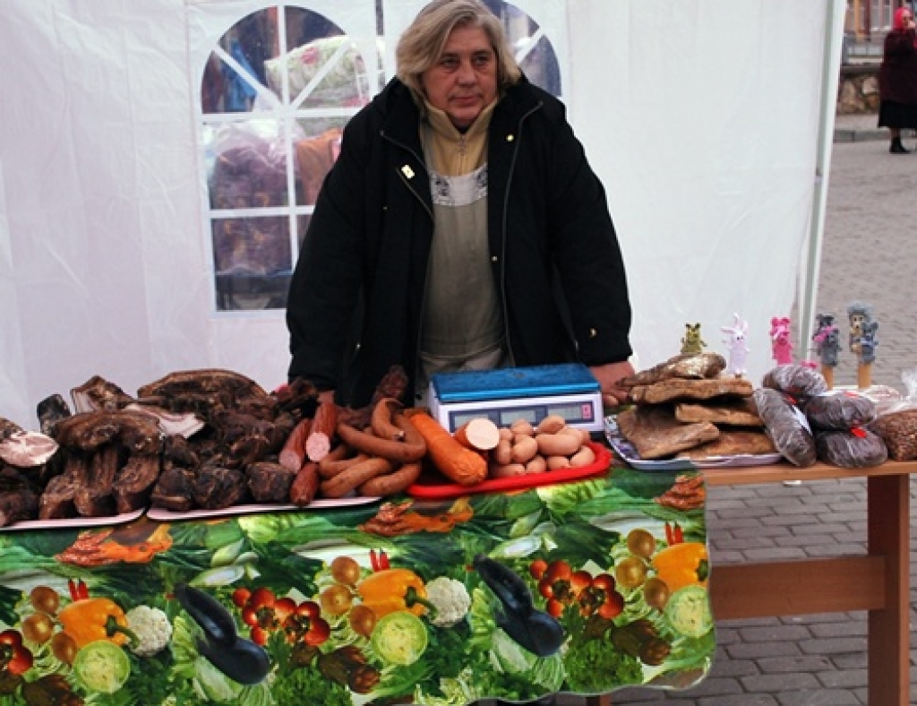 Folkloras kopas «Dreņģeri» lieliskā programma, ko dalībnieki rādīja Bauskas Rātslaukumā 5. decembrī, bija Ziemassvētku tirdziņa veiksmīgākā epizode. Citādi tirgus atgādināja Viļņā pirktu drēbju un apavu ekspozīciju, jo amatnieku stendi...
Autors: Uldis Varnevičs