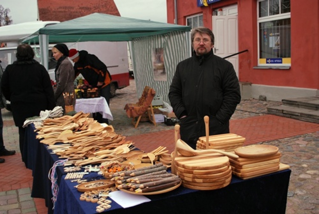 Folkloras kopas «Dreņģeri» lieliskā programma, ko dalībnieki rādīja Bauskas Rātslaukumā 5. decembrī, bija Ziemassvētku tirdziņa veiksmīgākā epizode. Citādi tirgus atgādināja Viļņā pirktu drēbju un apavu ekspozīciju, jo amatnieku stendi...
Autors: Uldis Varnevičs