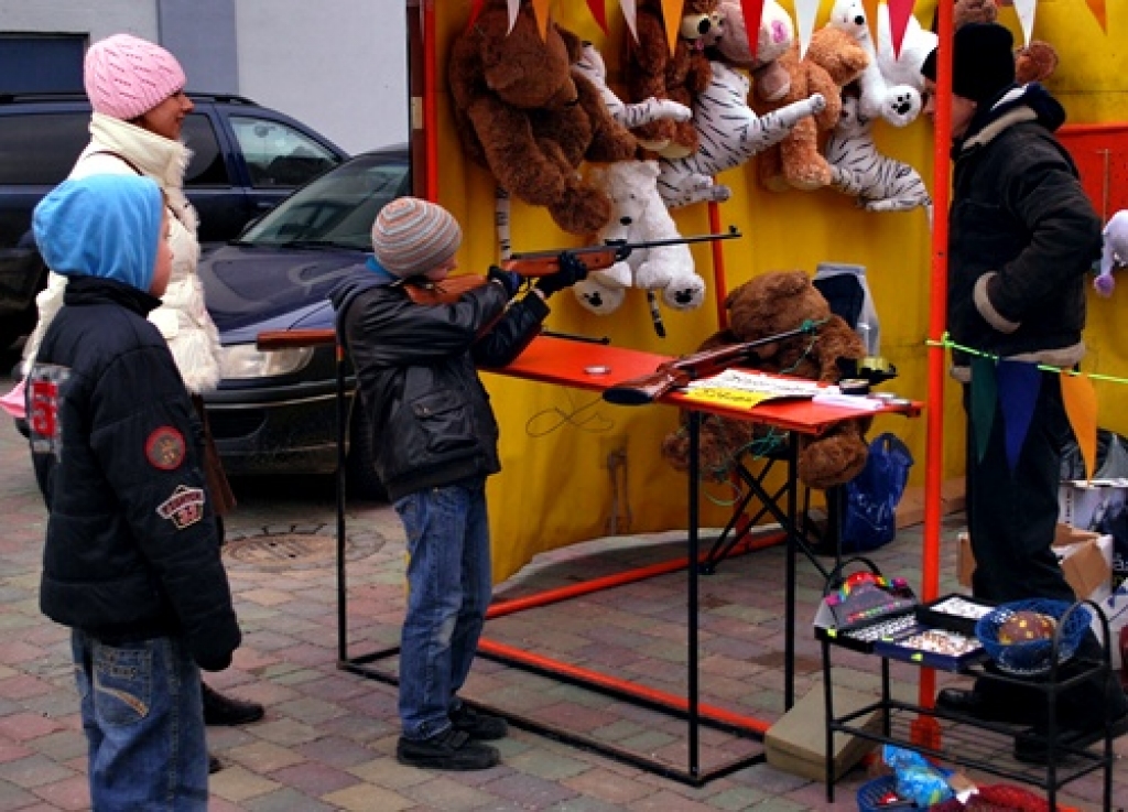 Folkloras kopas «Dreņģeri» lieliskā programma, ko dalībnieki rādīja Bauskas Rātslaukumā 5. decembrī, bija Ziemassvētku tirdziņa veiksmīgākā epizode. Citādi tirgus atgādināja Viļņā pirktu drēbju un apavu ekspozīciju, jo amatnieku stendi...
Autors: Uldis Varnevičs