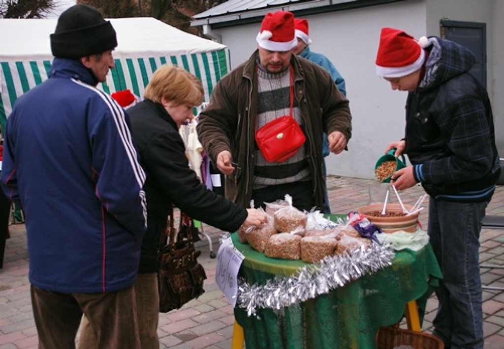 Folkloras kopas «Dreņģeri» lieliskā programma, ko dalībnieki rādīja Bauskas Rātslaukumā 5. decembrī, bija Ziemassvētku tirdziņa veiksmīgākā epizode. Citādi tirgus atgādināja Viļņā pirktu drēbju un apavu ekspozīciju, jo amatnieku stendi...
Autors: Uldis Varnevičs