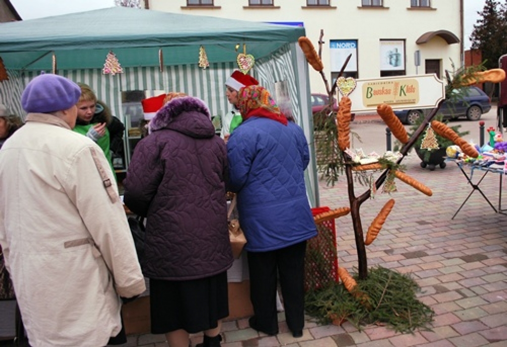 Folkloras kopas «Dreņģeri» lieliskā programma, ko dalībnieki rādīja Bauskas Rātslaukumā 5. decembrī, bija Ziemassvētku tirdziņa veiksmīgākā epizode. Citādi tirgus atgādināja Viļņā pirktu drēbju un apavu ekspozīciju, jo amatnieku stendi...
Autors: Uldis Varnevičs