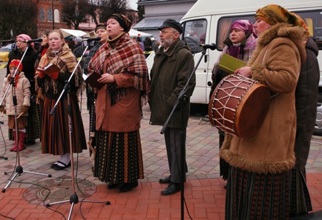 Folkloras kopas «Dreņģeri» lieliskā programma, ko dalībnieki rādīja Bauskas Rātslaukumā 5. decembrī, bija Ziemassvētku tirdziņa veiksmīgākā epizode. Citādi tirgus atgādināja Viļņā pirktu drēbju un apavu ekspozīciju, jo amatnieku stendi...
Autors: Uldis Varnevičs