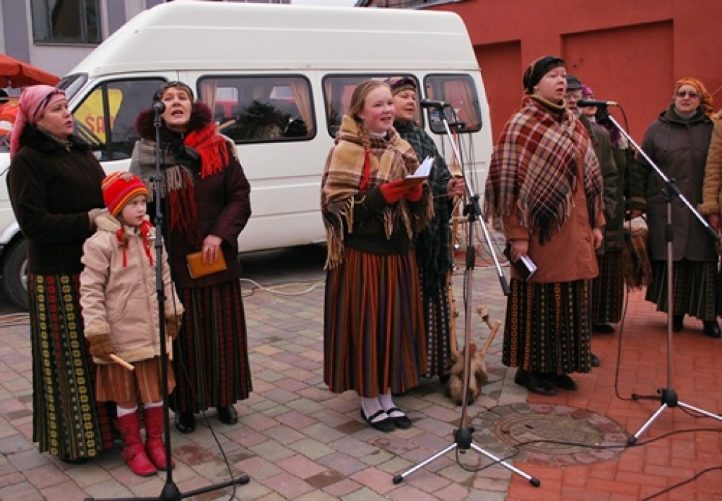 Folkloras kopas «Dreņģeri» lieliskā programma, ko dalībnieki rādīja Bauskas Rātslaukumā 5. decembrī, bija Ziemassvētku tirdziņa veiksmīgākā epizode. Citādi tirgus atgādināja Viļņā pirktu drēbju un apavu ekspozīciju, jo amatnieku stendi...
Autors: Uldis Varnevičs
