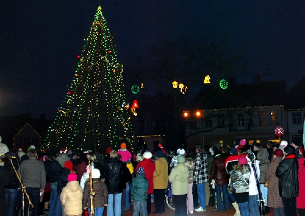 Folkloras kopas «Dreņģeri» lieliskā programma, ko dalībnieki rādīja Bauskas Rātslaukumā 5. decembrī, bija Ziemassvētku tirdziņa veiksmīgākā epizode. Citādi tirgus atgādināja Viļņā pirktu drēbju un apavu ekspozīciju, jo amatnieku stendi...
Autors: Uldis Varnevičs